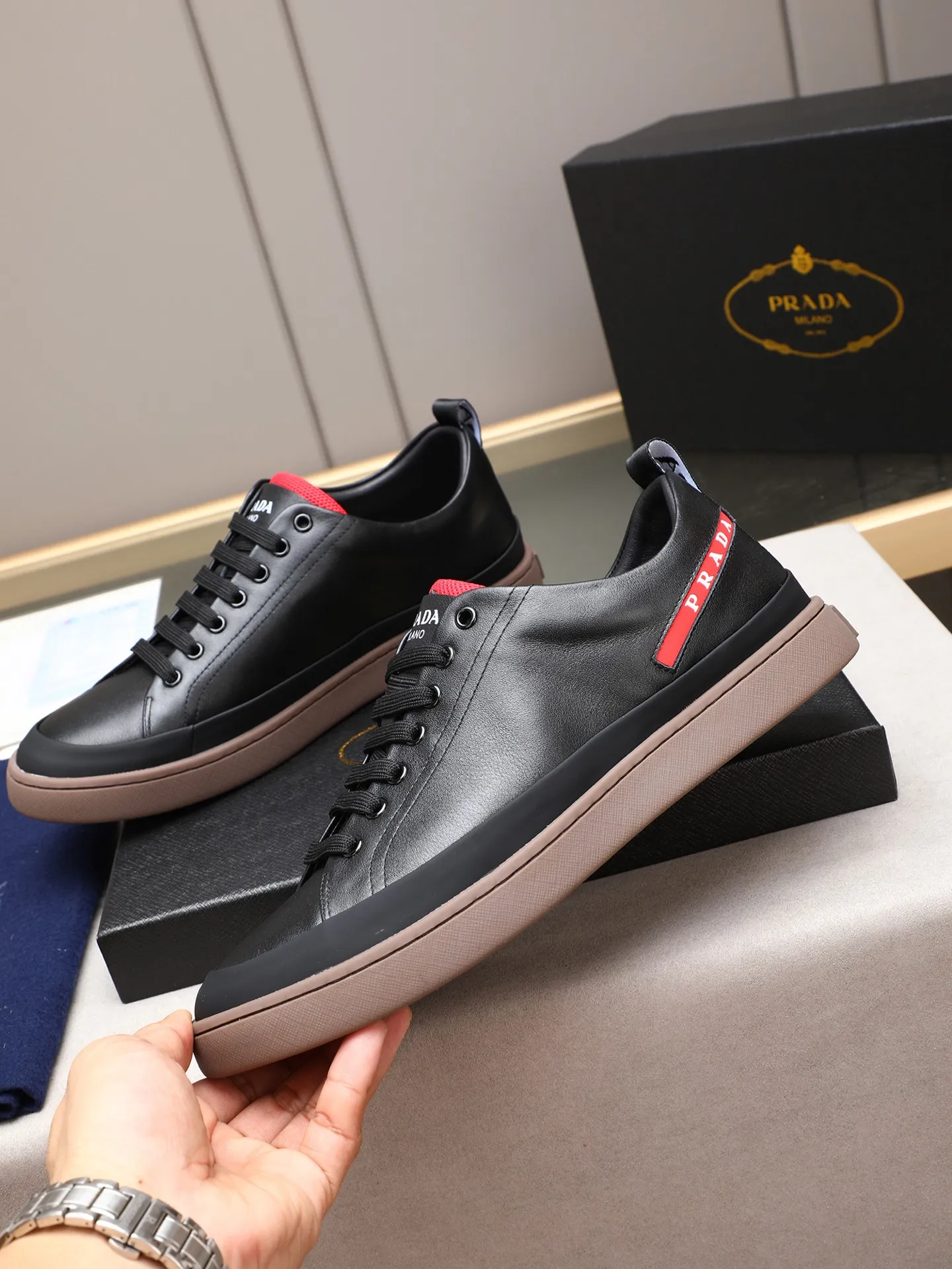 Men's shoes💰420💰 Brand: PRADA (Prada) Standard code: Men's code 38–44 (45 can be customized) Material: Original cowhide, breathable sheep lining Special outsole Style category: Men's fashionable casual sneakers Low-key luxury! Color: actual picture color